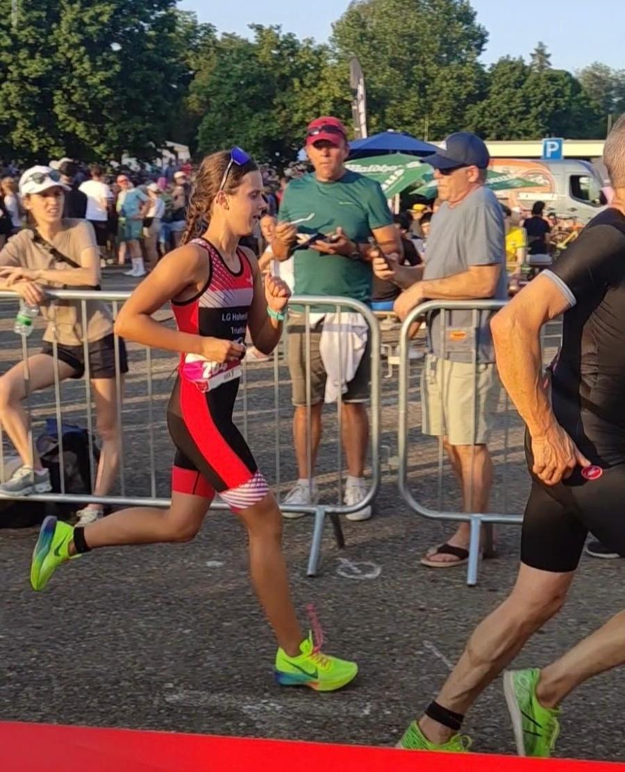 Junge Triathletin bei einem Wettkampf