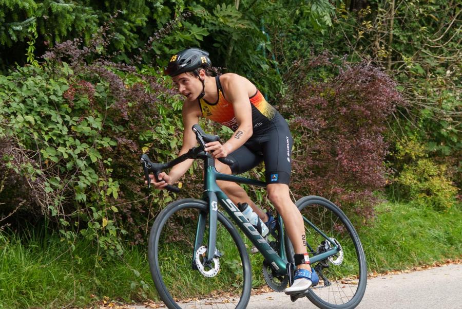 Jaron Kollmeier auf dem Fahrrad im GER Einteiler
