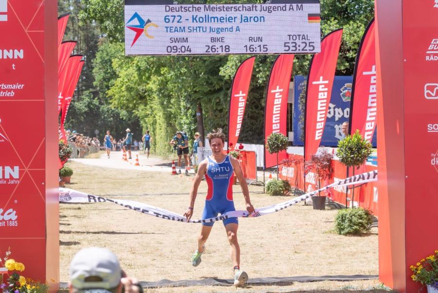 Junger Triathlet überquert die Ziellinie und gewinnt die Deutschen Meisterschaften Jugend A 2025