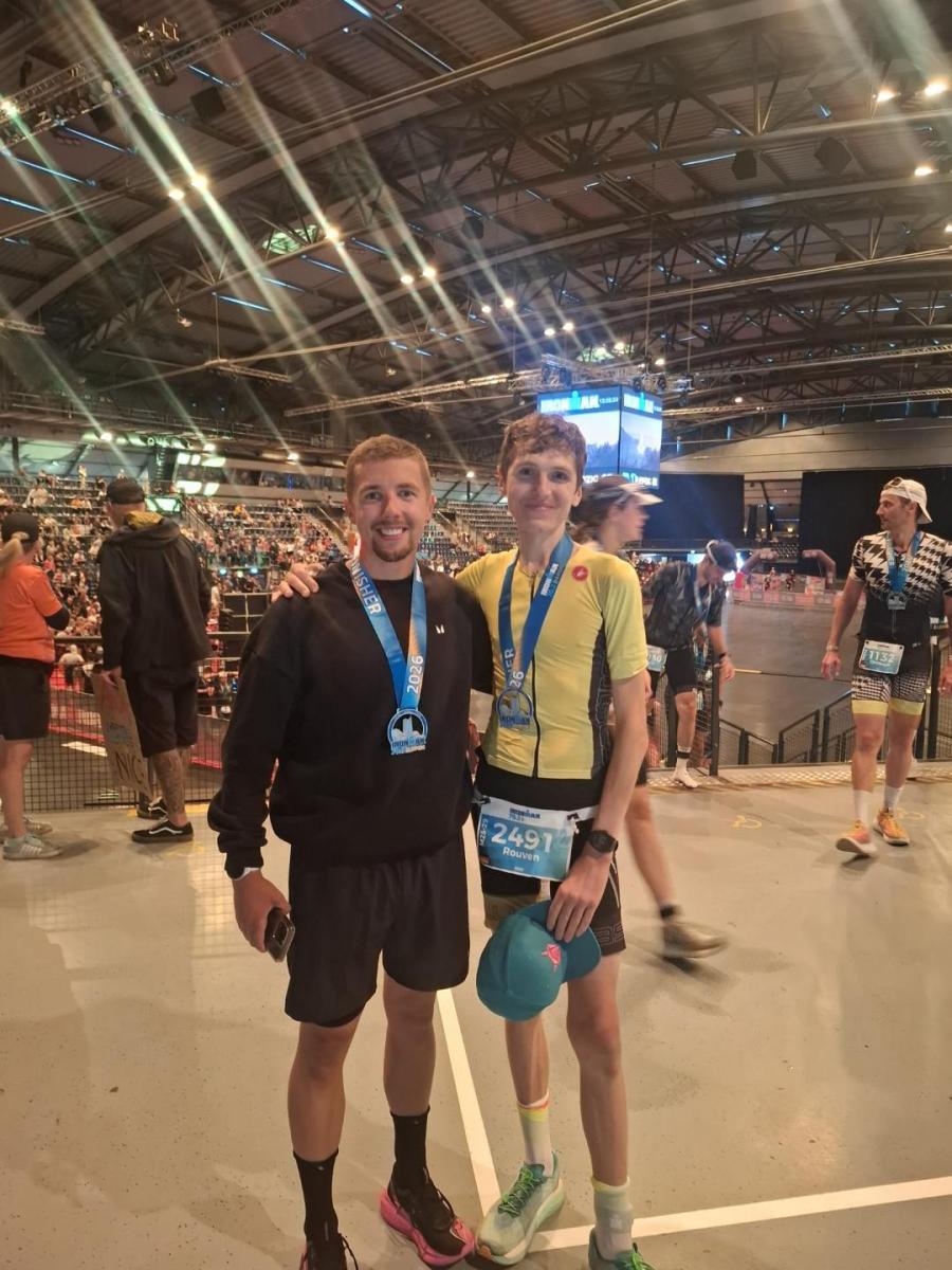 zwei Finisher stehen nebeneinander und lächeln
