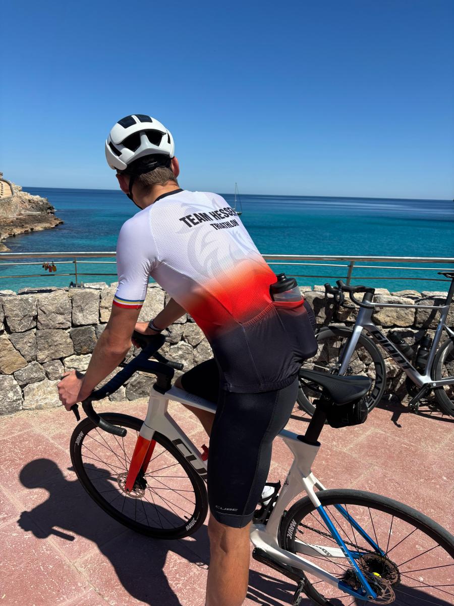 Christian Ache, Nachwuchsathlet, beim Radfahren am Meer