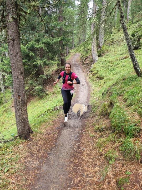 Frau beim Laufen im Wald 