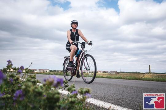 Marlies Becker sitzt auf einem klassischen Fahrrad und nimmt am Triathlon teil