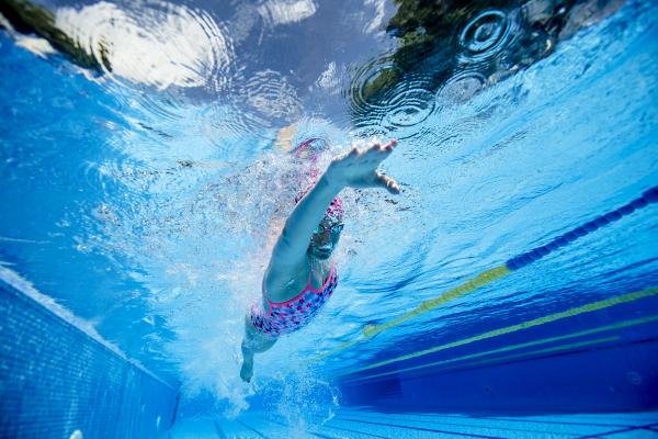 Schwimmerin unter Wasser