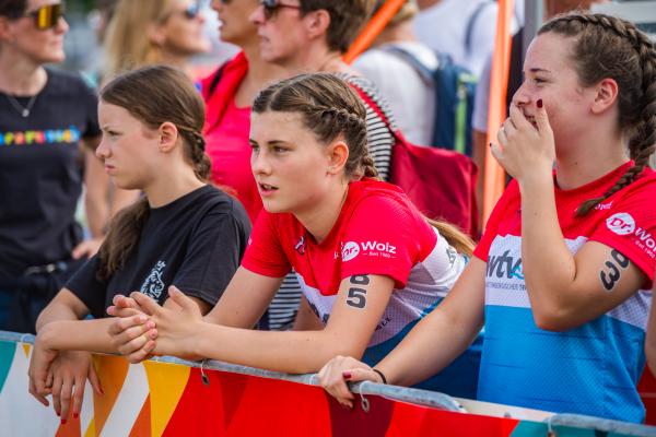 Kinder feuern hinter der Absperrung an