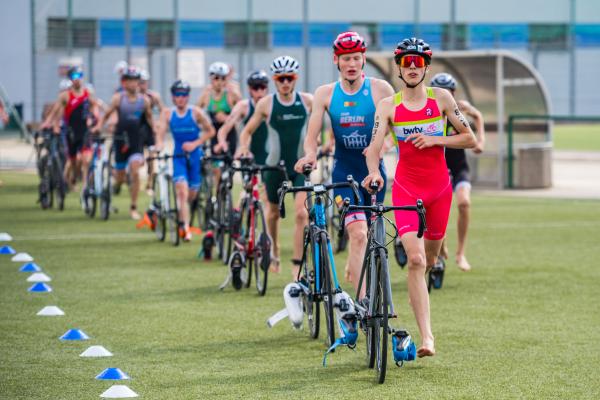 Jugendliche schieben ihre Fahrräder