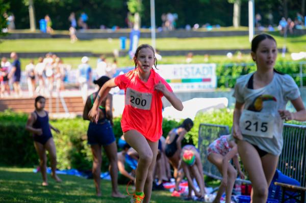 Zwei Mädchen laufen beim 10. Frankfurter Schul-Swim&Run