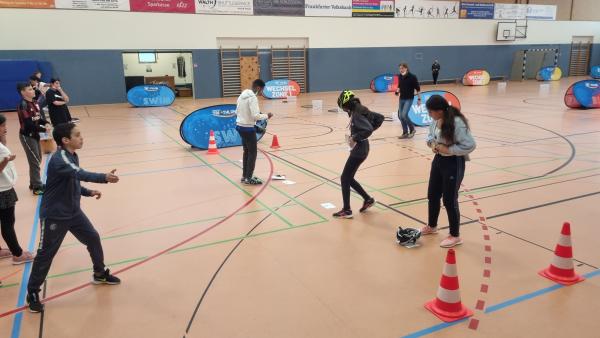 Jugendliche beim Wechseltraining in der Halle