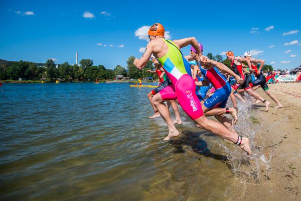 Jugendliche laufen ins Wasser