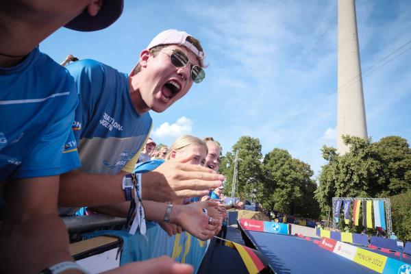 Fans feuern lautstark an