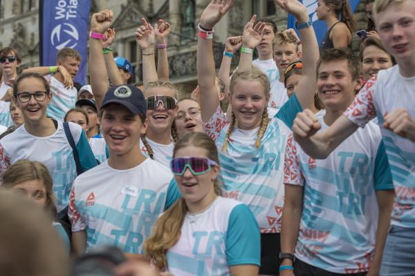 Gruppe Jugendliche heben die Arme hoch und freuen sich