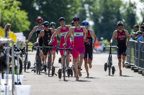 Gruppe Jugendliche schieben ihre Räder in der Wechselzone beim DTU Jugend Cup 2023 Forst
