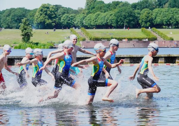Kinder laufen ins Wasser