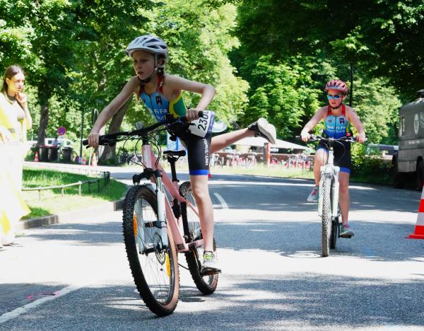 Mädchen steigt am Beginn der Wechselzone vom Fahrrad 