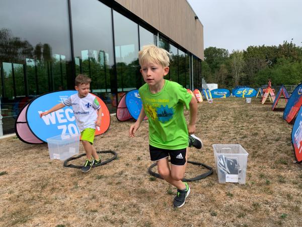 Zwei Jungs im Laufduell im Sand