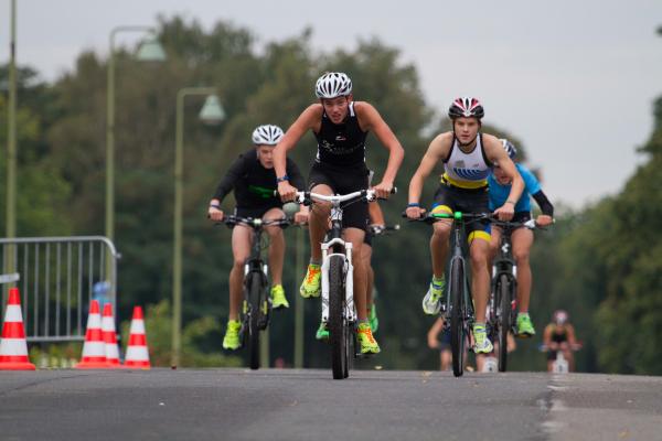 Gruppe Jugendlicher auf dem Fahrrad
