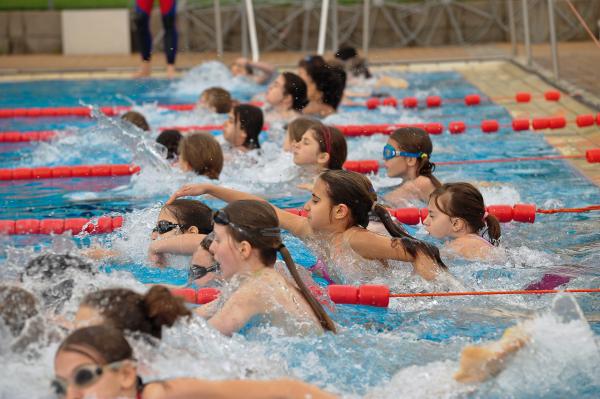 Jungen und Mädchen beim Start im Wasser