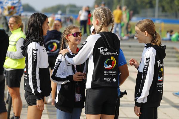 Gruppe Mädchen aus Team Rheinland-Pfalz reden miteinander