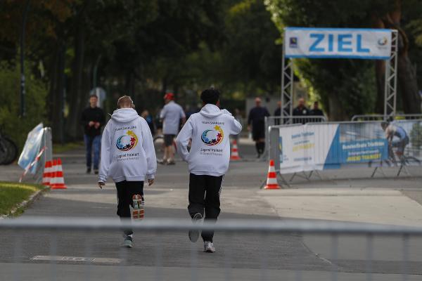 Zwei Jugendliche von hinten mit weißen Jugend trainiert für Olympia und Paralympics aus Team Saarland