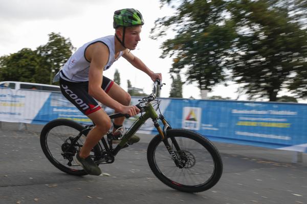 Jugendlicher auf Rad