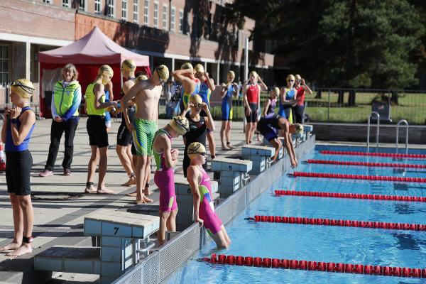 Jugendliche testen die Wassertemperatur