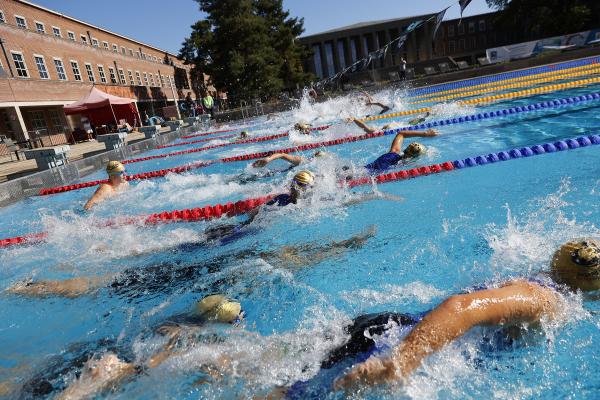 Viele Jugendliche kämpfen im Becken um die beste Position