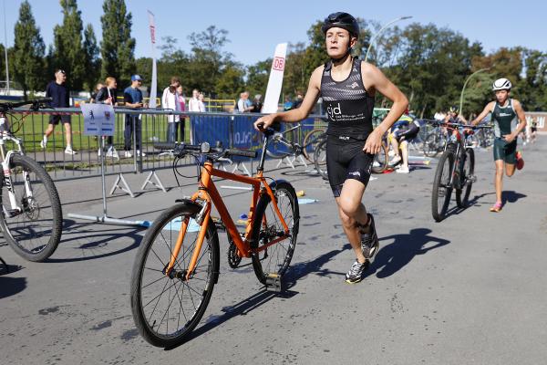 zwei Jugendliche schieben ihre Räder in der Wechselzone