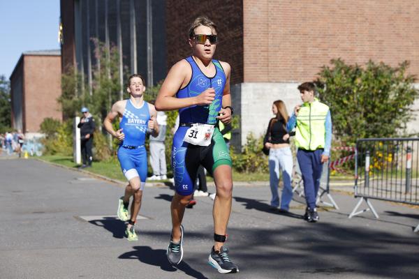 Zwei Jugendliche beim Laufen