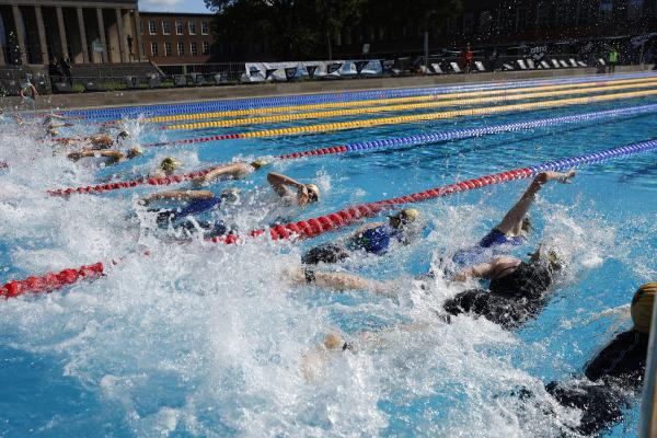 Jugendliche im Becken direkt nach dem Start