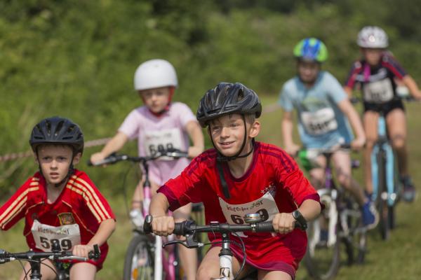 Fünf Kinder auf dem Rad
