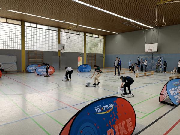 Jugendliche beim Wechseltraining in der Halle