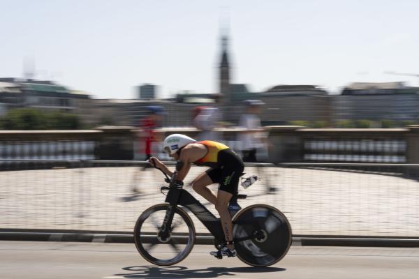Ein Para Triathlet fährt schnell Rad