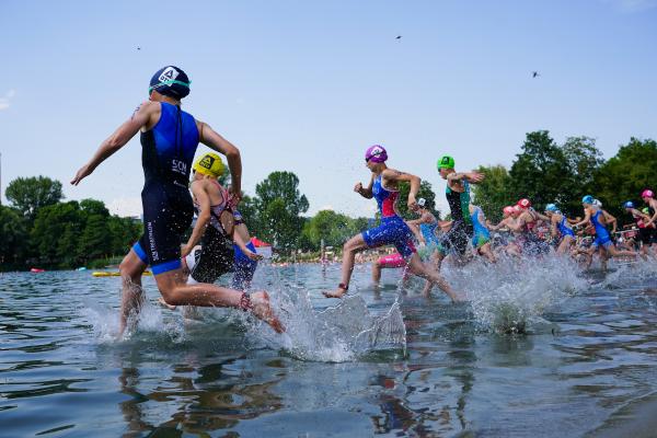 Junge Triathletinnen laufen in Jena in den See 