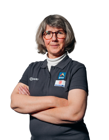 Portrait einer Frau, die die Arme vor der Brust verschränlt