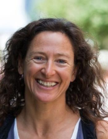 Triathlon Trainerin lächelt in die Kamera