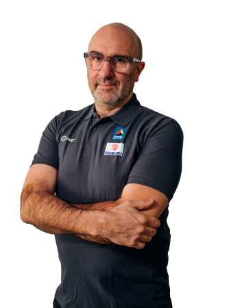 Portrait eines Mannes, der die Arme vor der Brust verschränkt