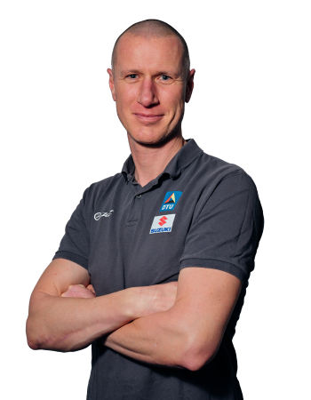 Portrait eines Mannes, der die Arme vor der Brust verschränkt