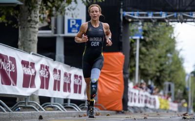 Para Triathletin mit amputiertem Beim beim Laufen