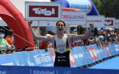 Jubelnder Triathlet beim Zieleinlauf