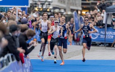 Zielsprint zwischen vier Triathleten