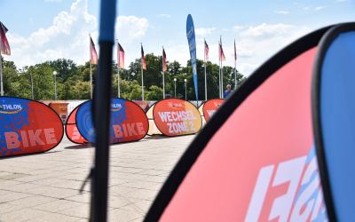 Der Triathlon-Parcours der Jugend, ist mit bunten Ständern zu sehen. 