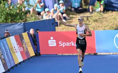 Jonas Schomburg jubelt mit den Zuschauern