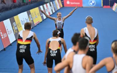 Laura Lindemann jubelt mit dem Team über Silber