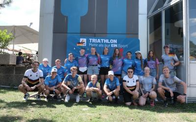 Die Teilnehmenden des Jugendcamps posieren in einem Gruppenbild. 