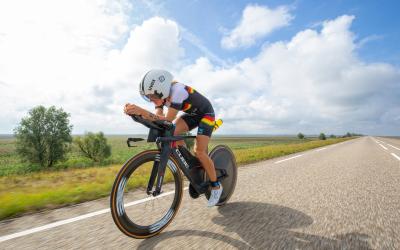 Katharina Wolff auf der Radstrecke mit Zeitfahrrad und Zeithelm