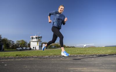 Carolin Lehrieder läuft. 