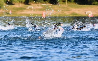Schwimmende Triathleten