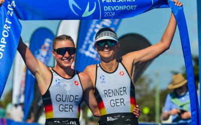 Anja Renner und ihr Guide jubeln im Ziel 