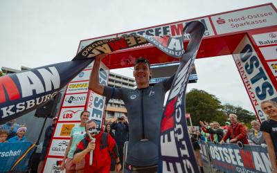 Triathlet jubelt bei der Deutschen Meisterschaft 2024 im Ziel