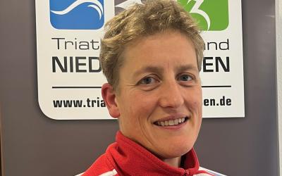 Nahaufnahme einer Frau in roter Trainingsjacke 